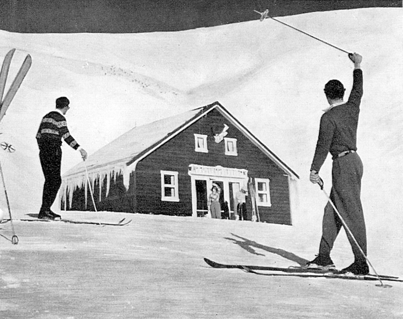 AAC2-16KunamaHuette2skiers